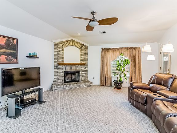 2nd image of 2712 Glenwood Trl