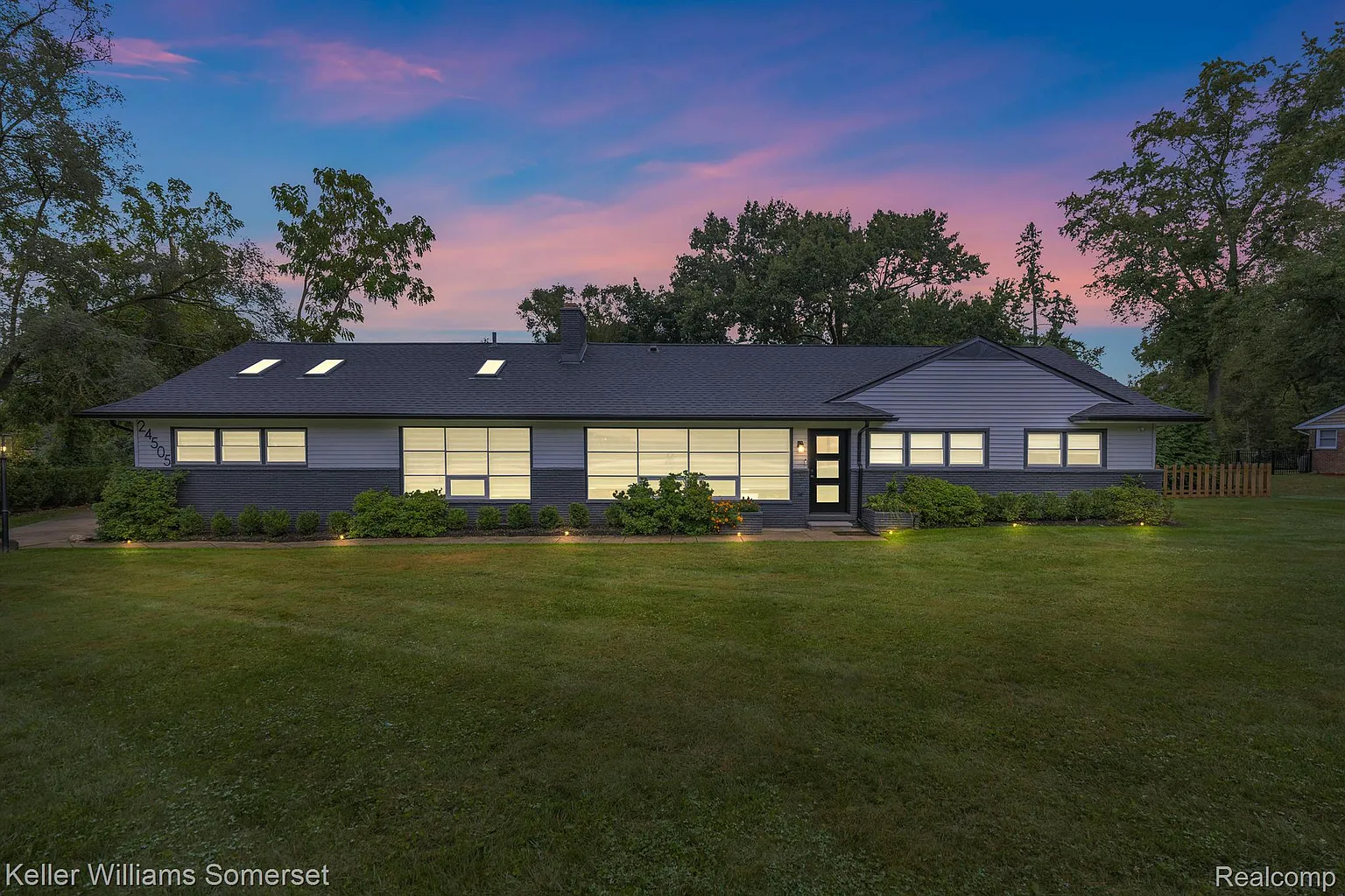24505 N Cromwell Dr photo 1