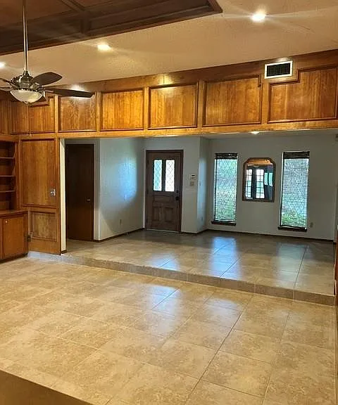 101 E Wisteria Ave — Photo 3
