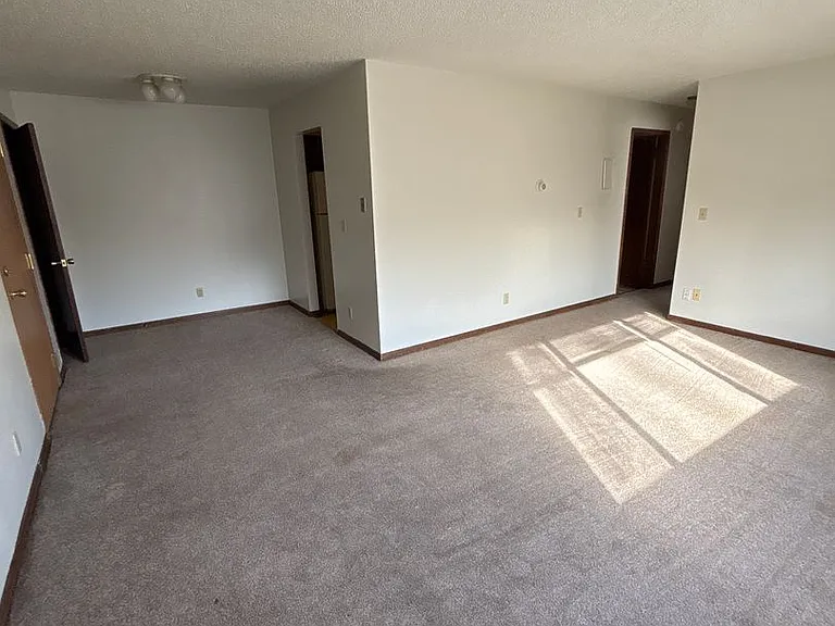 1012 E Burlington St — Photo 9