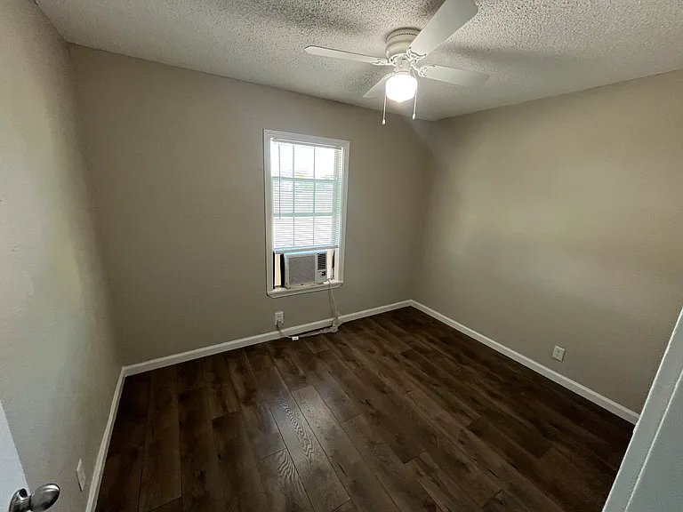 2223 Houston St — Photo 12
