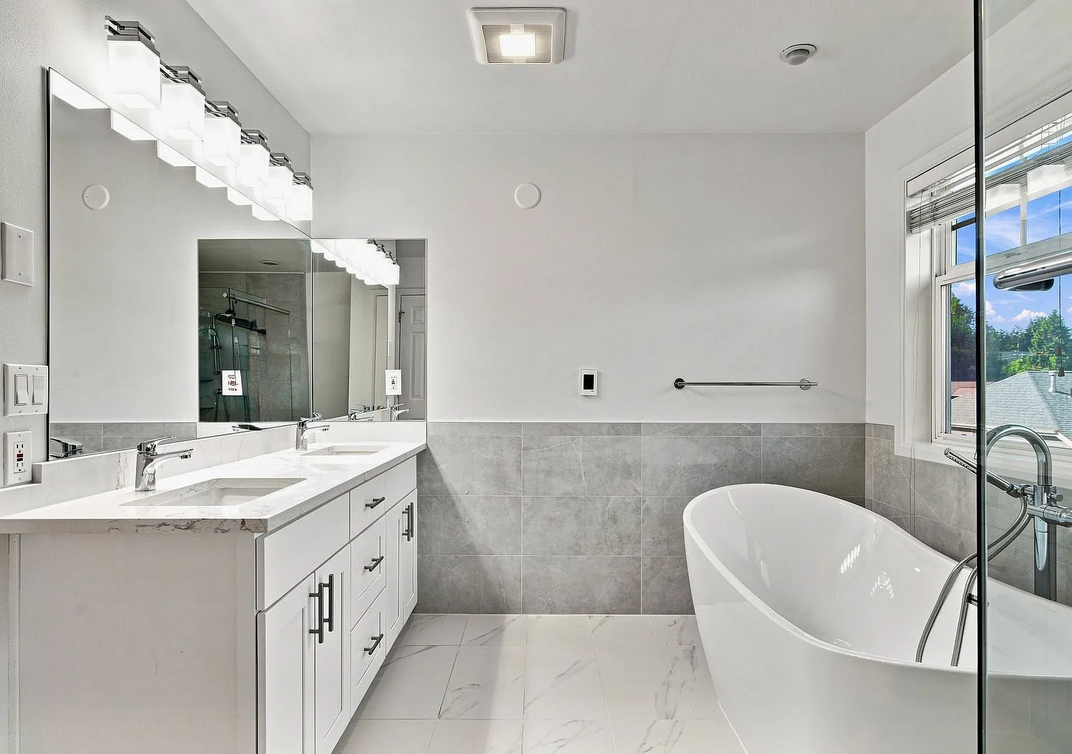 Waterfront City Charm Beautifully Remodeled Kirkland Home — Photo 4