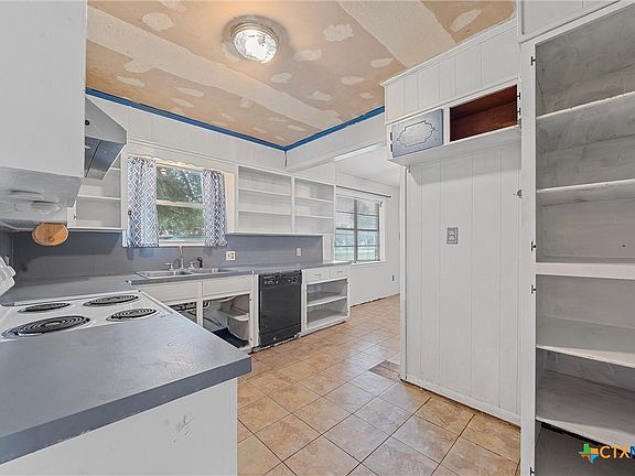 5th image of 518 E Avenue G
