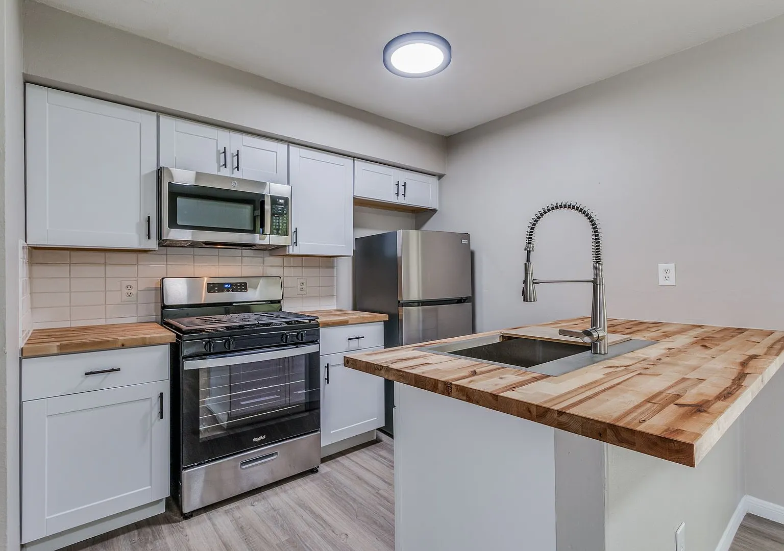 607 Thrush Avenue — Photo 1
