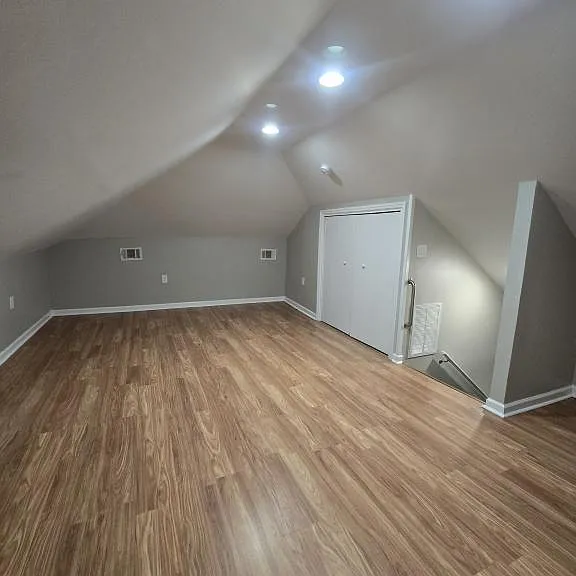 653 E Henry St — Photo 12