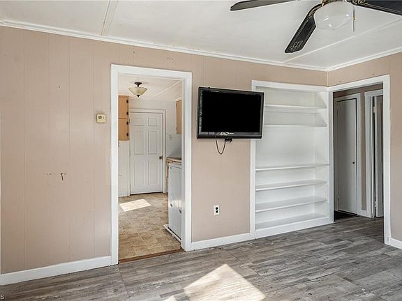 3rd image of 502 Roach St