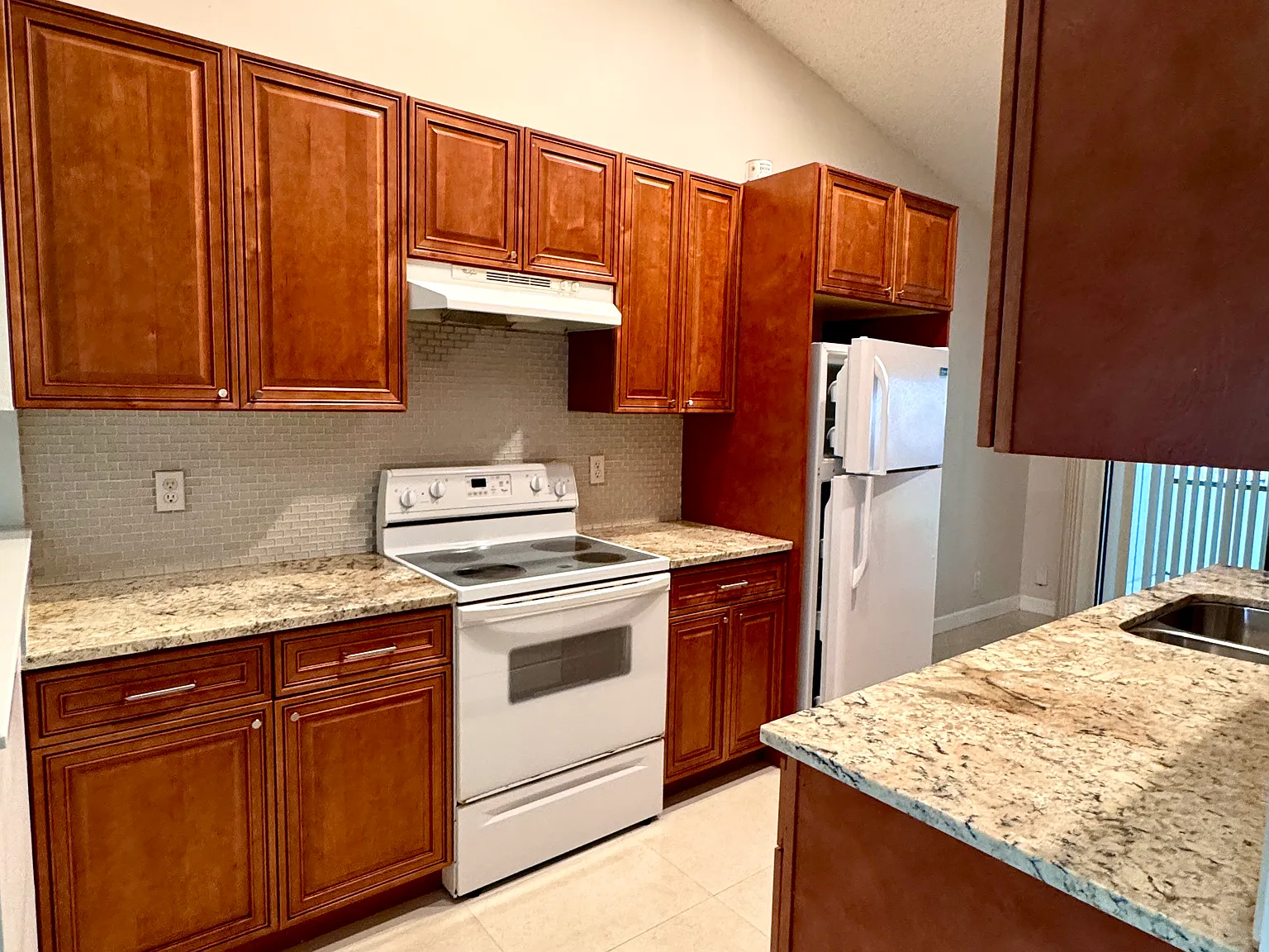 1225 Hyacinth Pl — Photo 4
