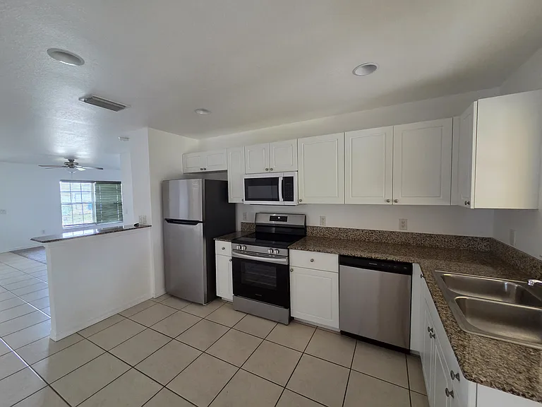 10483 Pendleton Ave — Photo 8