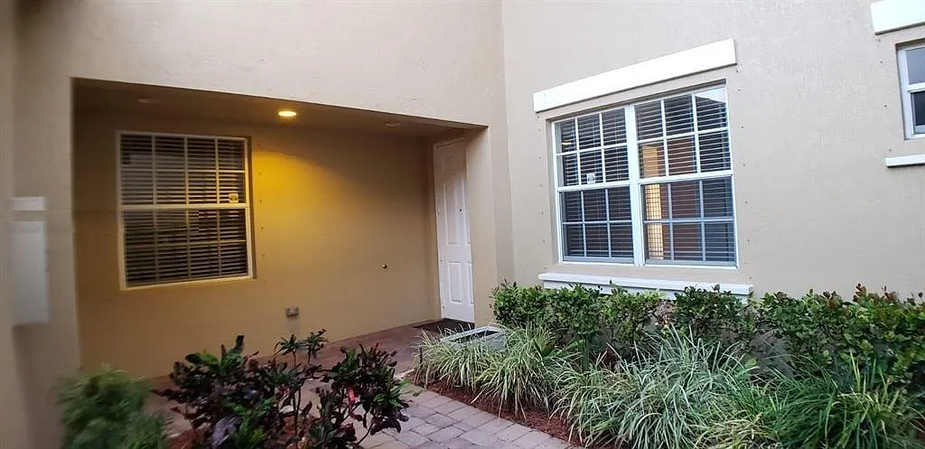 3 bed, 2.0 bath, 1401 sqft, $3,500 — Photo 2