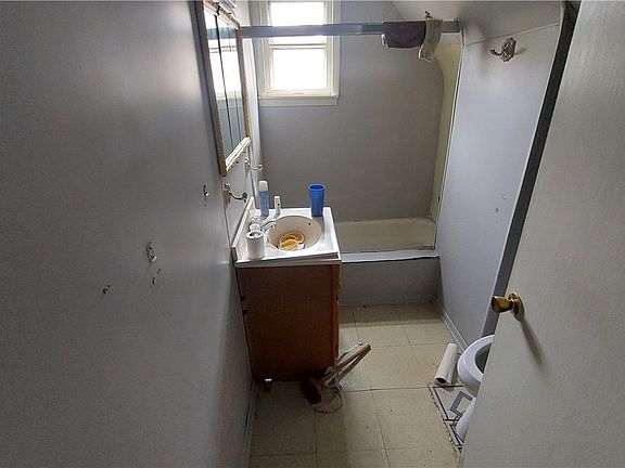 5th image of 1026 Mercer St
