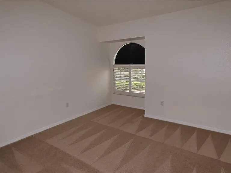 617 Segovia Ct NE — Photo 14