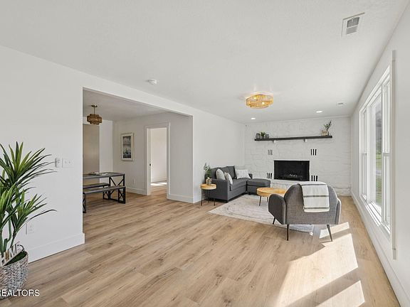 5th image of 211 McCarroll Ln