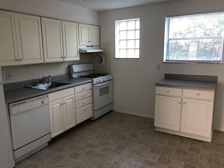 1004 Taman Ct — Photo 3