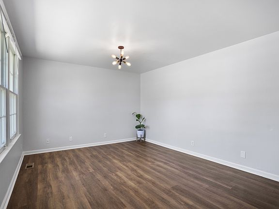 5th image of 402 Spencer Ln