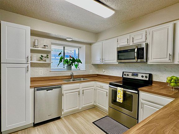 5th image of 2412 Chapel Hill Ln