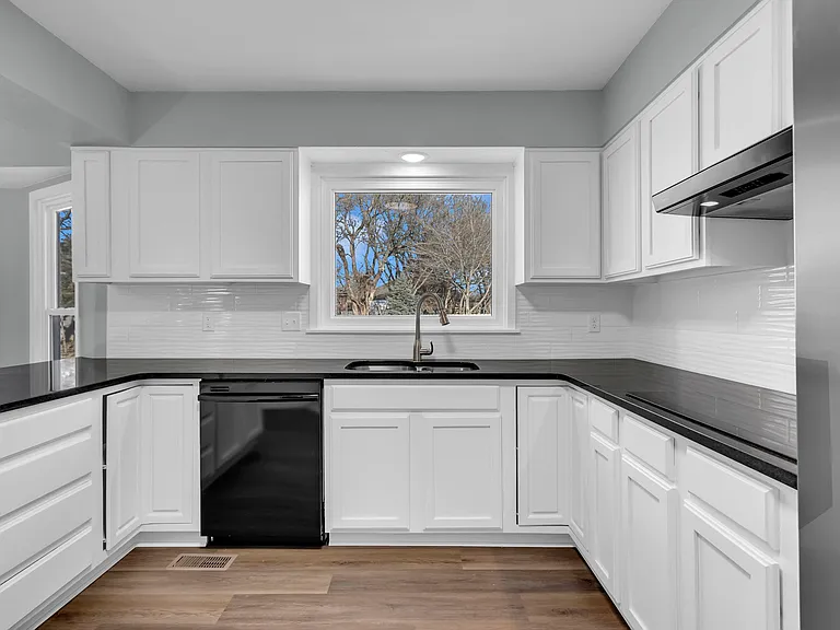 14810 E Castle Dr — Photo 9
