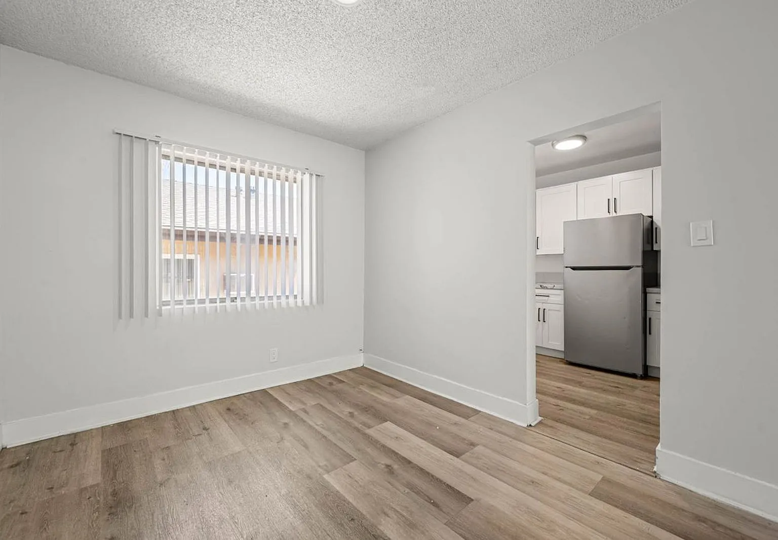 2 bed, 1.5 bath, 825 sqft, $2,026 — Photo 3