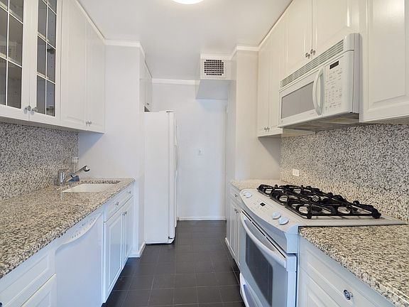 3rd image of 201 E 77th St APT 6C