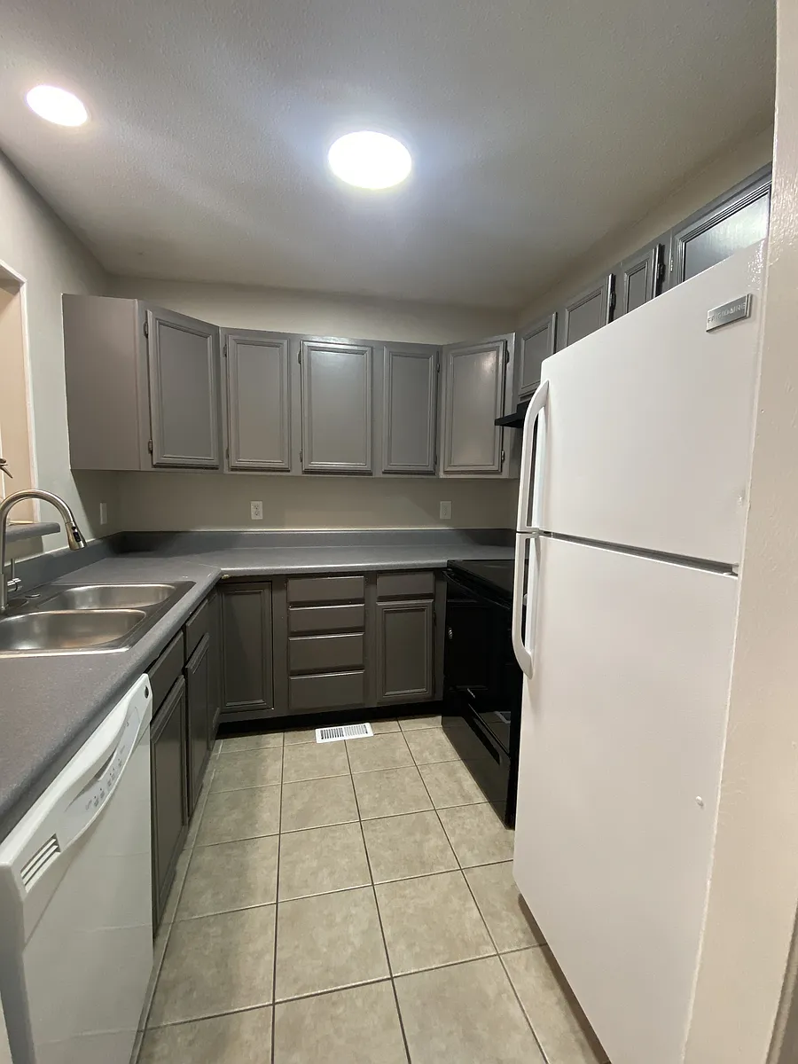 Building Photo - 145 Viking Dr #15