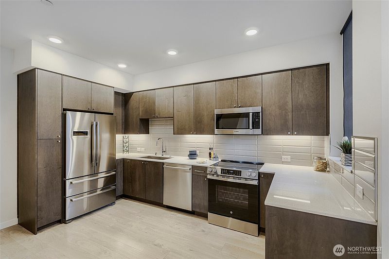 4th image of 3070 SW Avalon Way #G