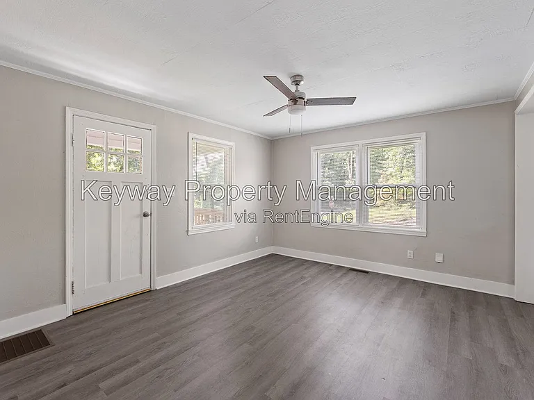 304 Crystal Lake Dr — Photo 2