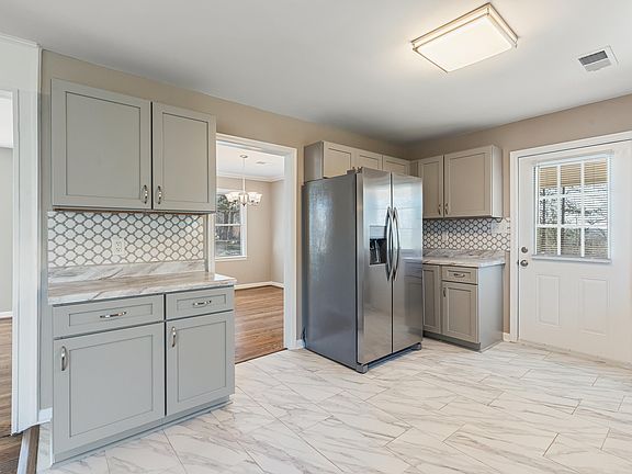 5th image of 2036 Pershing Rd