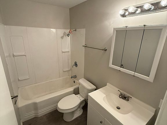 5th image of 3230 Escott Ave