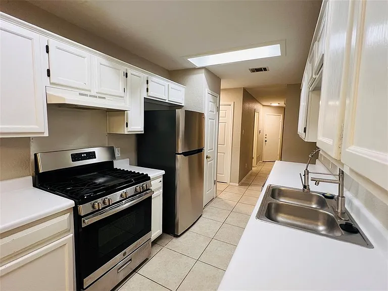 1156 Tetbury Ln — Photo 6