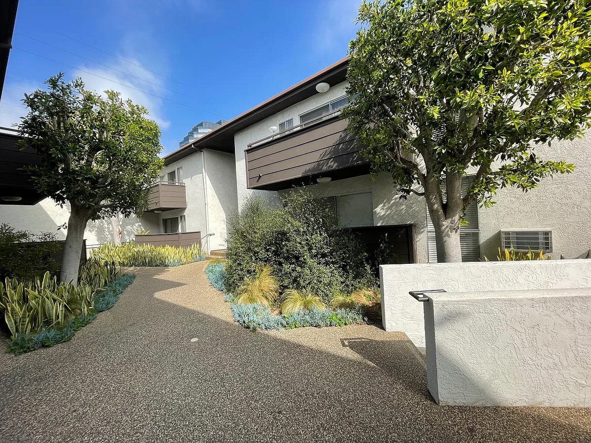 Building Photo - 1310 Wellesley Ave