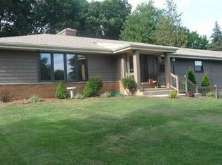 21420 Greenhill Rd, Waukesha, WI 53186