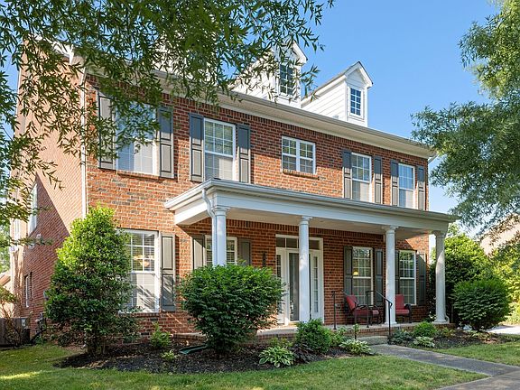 3rd image of 305 Meadowglade Ln