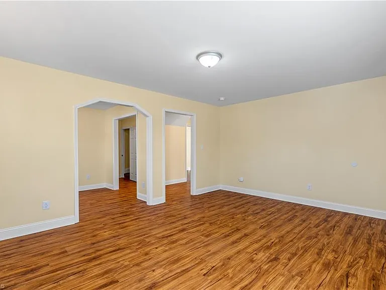 810 Elwell Ave — Photo 9