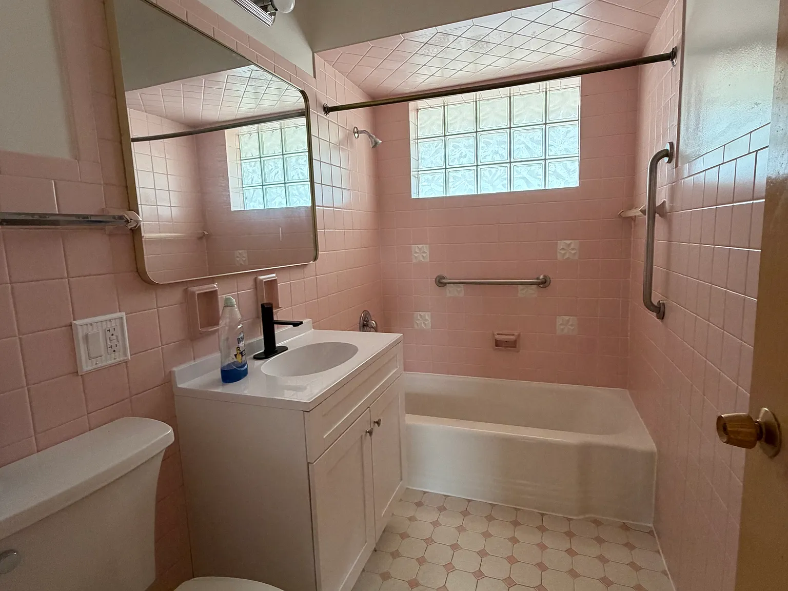2 bed, 1100 sqft, $1,600 — Photo 3