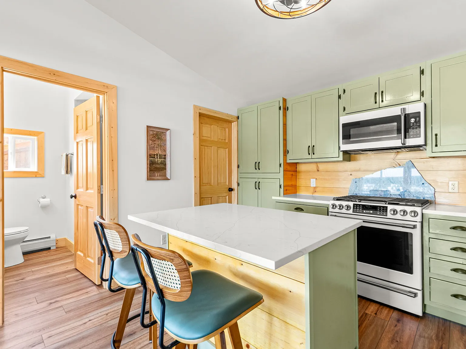 3 bed, 1350 sqft, $2,500 — Photo 4