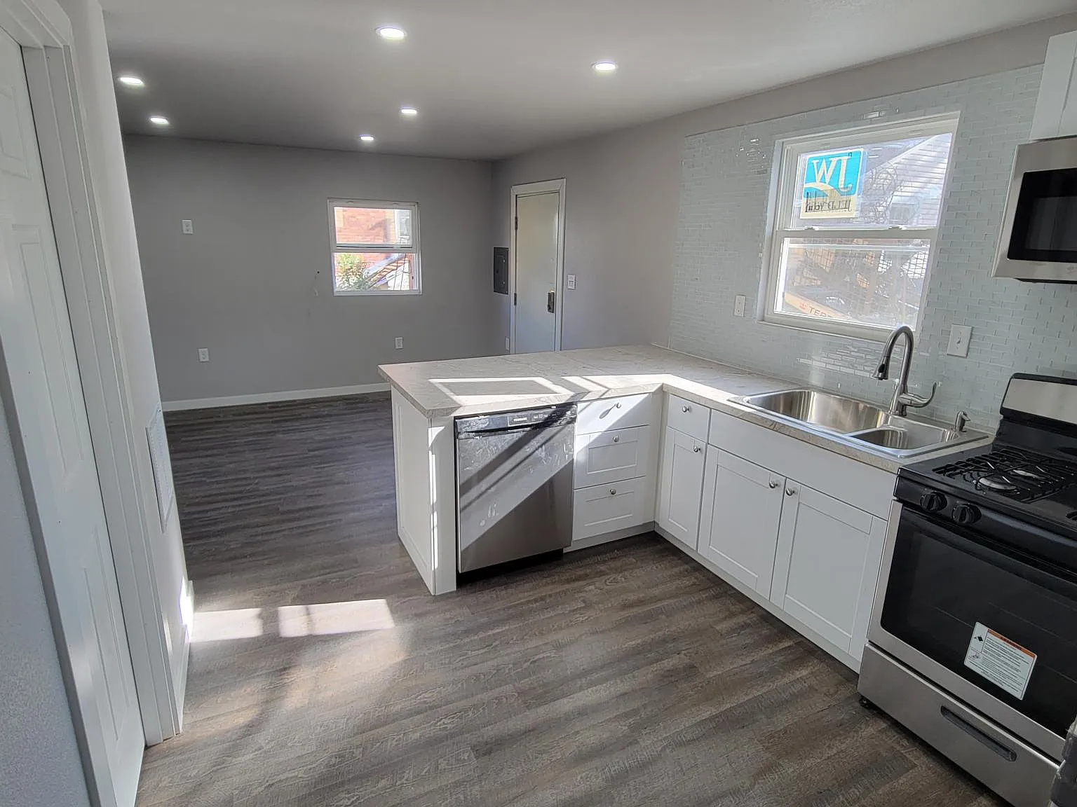 3 bed, 880 sqft, $1,800 — Photo 2
