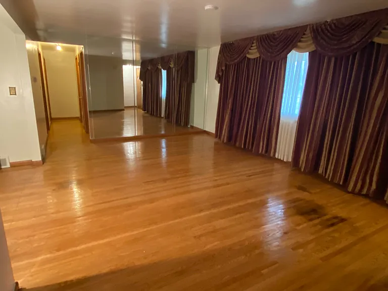Living room - View of hall & mirror wall