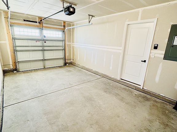 3rd image of 405 Myrtle Meadows Dr