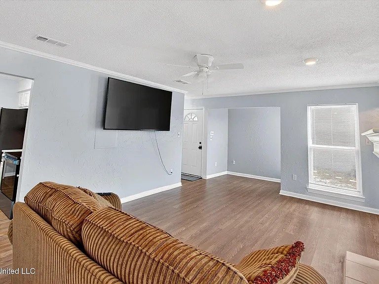 223 Highpoint Dr — Photo 16