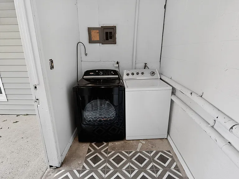 1819 Sabrina Ct — Photo 25