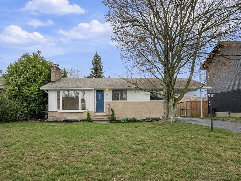 21 Parkside Cres #B — Photo 1