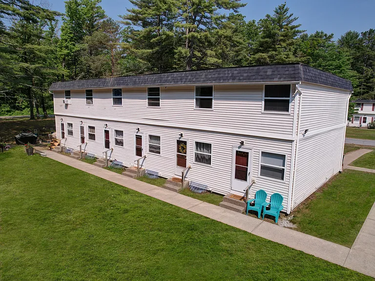 English Village Apartments — Photo 5