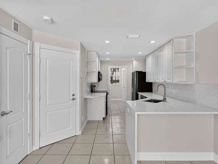 112 Santa Barbara Way — Photo 6