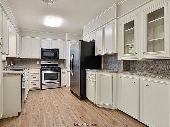 3rd image of 1702 E William J Bryan Pkwy