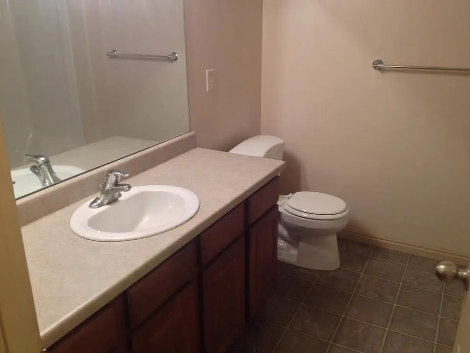 3 bed, 1300 sqft, $1,300 — Photo 4
