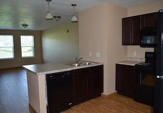 Yankton Heights Apartments — Photo 3