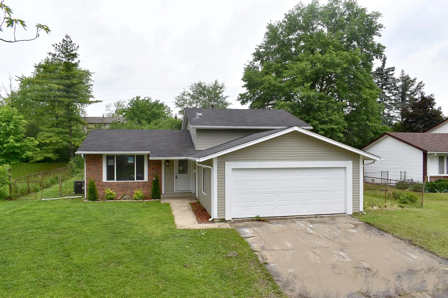 1040 Ashridge Ln photo 1