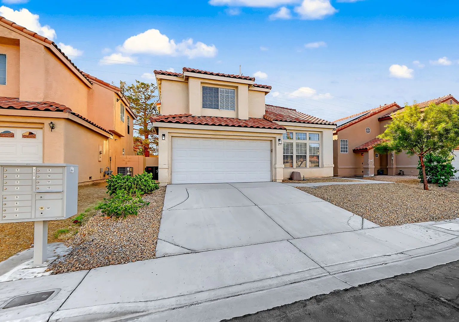 Remodeled, two story, 5 bedroom, 2 1/2 bath, 2 car — Photo 1