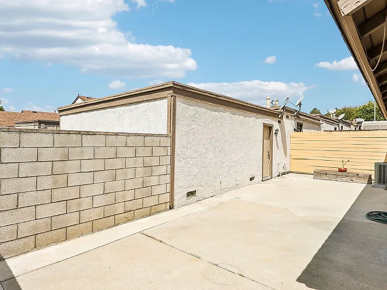 2334 Canyon Park Dr — Photo 2