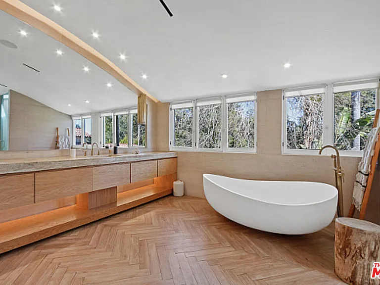 9451 Sunset Blvd — Photo 29