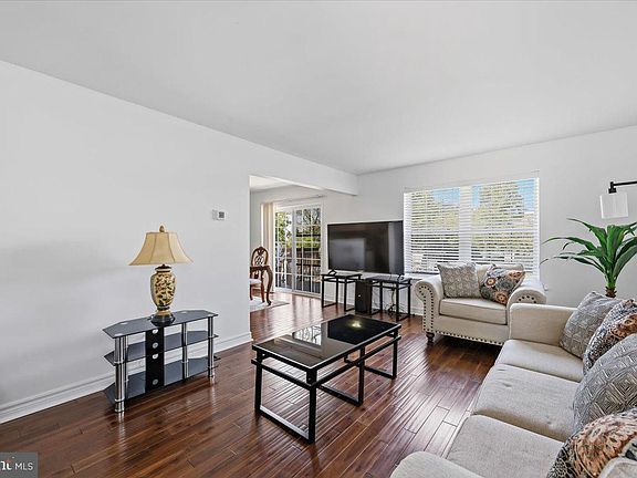 3rd image of 1260 Hawthorn Dr